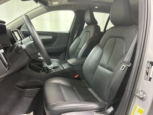 Used 2025 Volvo XC40 B5 Plus image 6