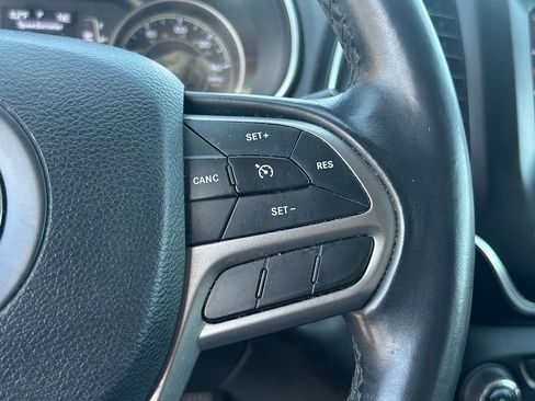 Used 2019 Jeep Cherokee Latitude Plus w/ Comfort/Convenience Group FWD image 19