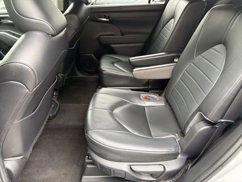 Used 2023 Toyota Highlander XLE FWD image 21