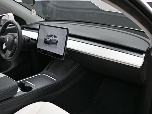 Used 2022 Tesla Model Y Long Range AWD/4WD image 35