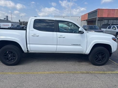 Used 2022 Toyota Tacoma SR5 w/ Technology Package image 2