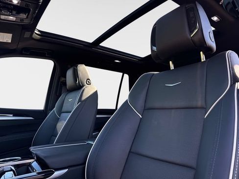 Certified 2025 Cadillac Escalade Premium Luxury AWD/4WD image 19