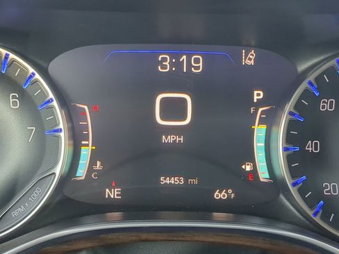 Used 2024 Chrysler Pacifica Limited image 30