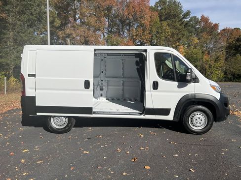 Used 2025 RAM ProMaster 2500 w/ Premium Convenience Group image 3