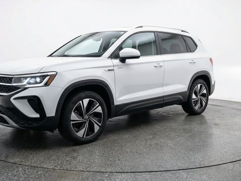 Used 2025 Volkswagen Taos SE AWD/4WD image 3