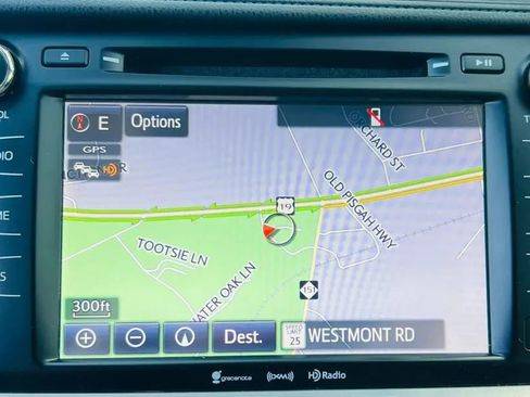 Used 2018 Toyota Highlander XLE w/ Carpet Mat Package (TMS) AWD/4WD image 16