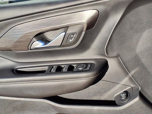 Used 2023 GMC Terrain SLE w/ Driver Convenience Package image 16