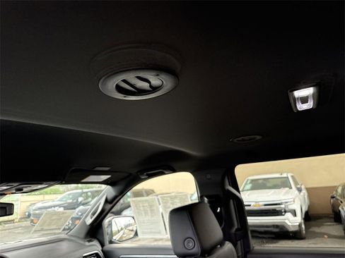 Used 2025 Chevrolet Suburban Z71 image 19