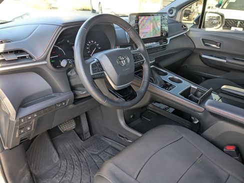 Used 2022 Toyota Sienna XSE w/ XSE Plus Package image 10