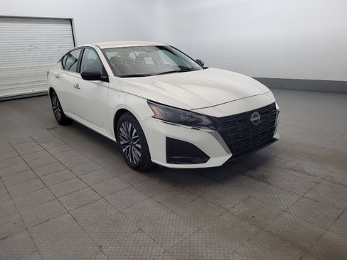 Used 2025 Nissan Altima 2.5 SV FWD image 13