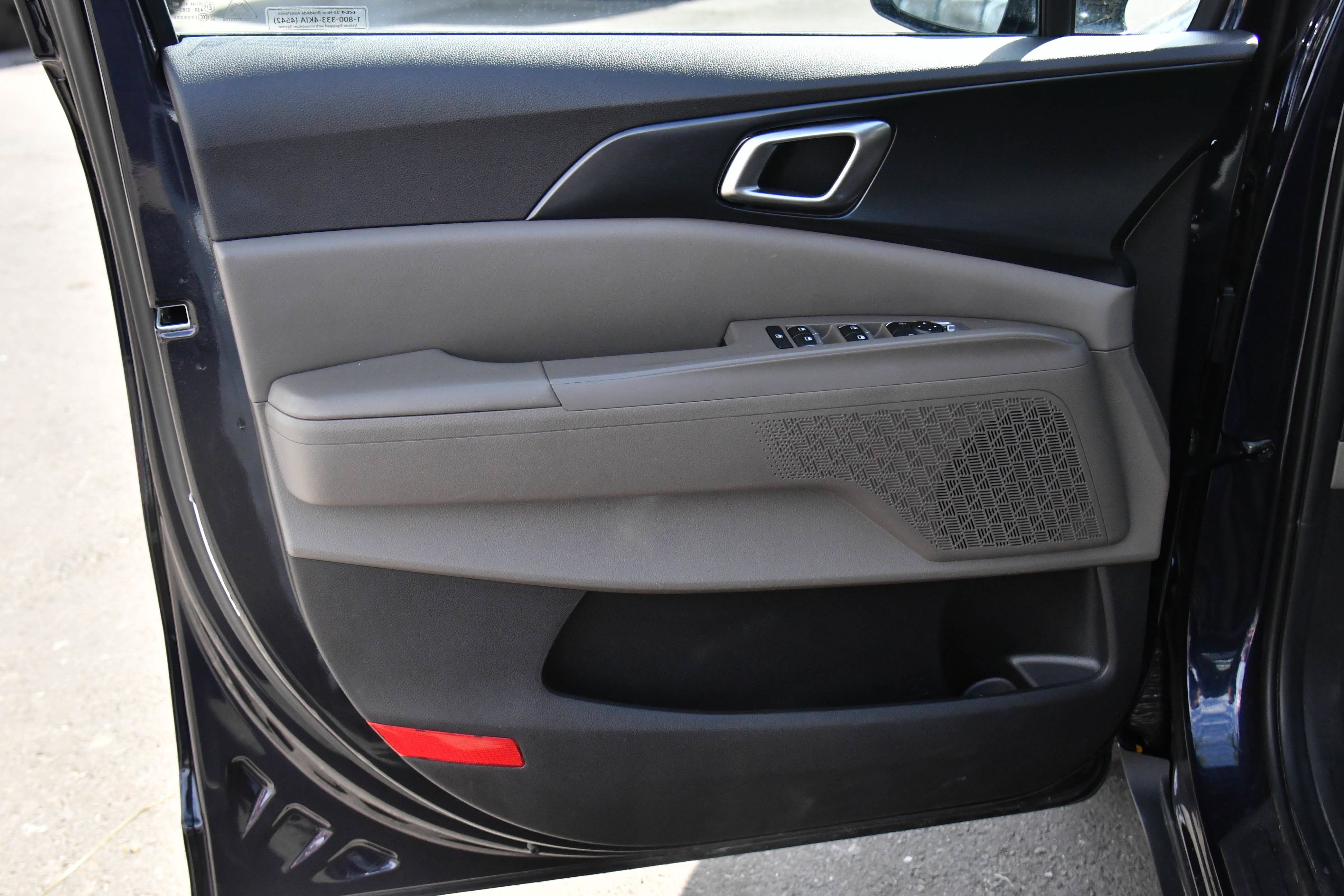 Used 2025 Kia Carnival FWD image 14