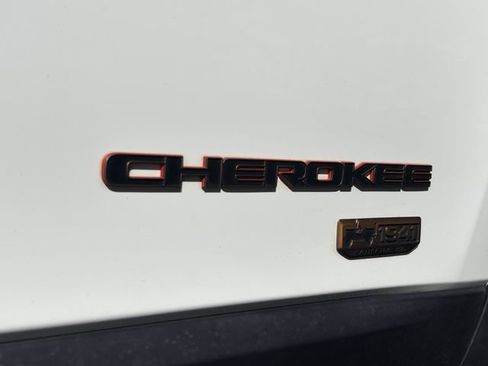 Used 2017 Jeep Cherokee 75th Anniversary FWD image 24