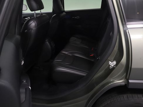 Used 2019 Jeep Cherokee Latitude Plus w/ Cold Weather Group AWD/4WD image 10