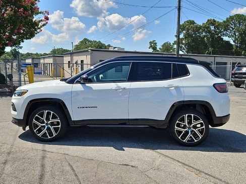Used 2025 Jeep Compass Limited w/ Elite Group AWD/4WD image 4