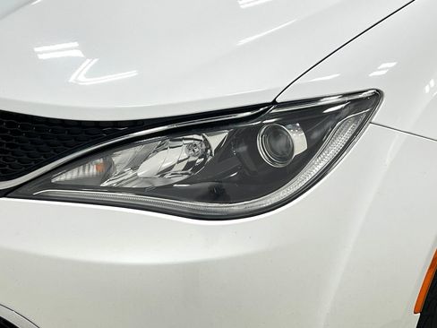 Used 2020 Chrysler Pacifica Touring-L Plus FWD image 35
