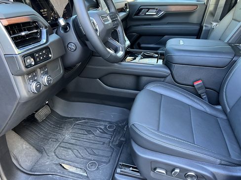 Used 2025 GMC Yukon XL Denali image 16