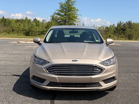 Used 2017 Ford Fusion SE w/ Fusion SE Technology Package FWD image 2