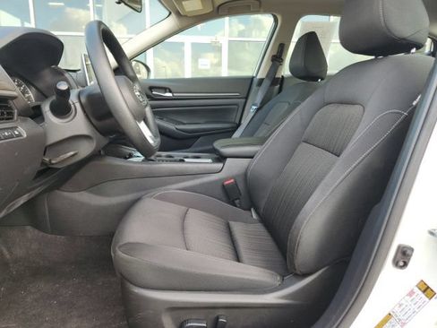 Used 2025 Nissan Altima 2.5 SV FWD image 23
