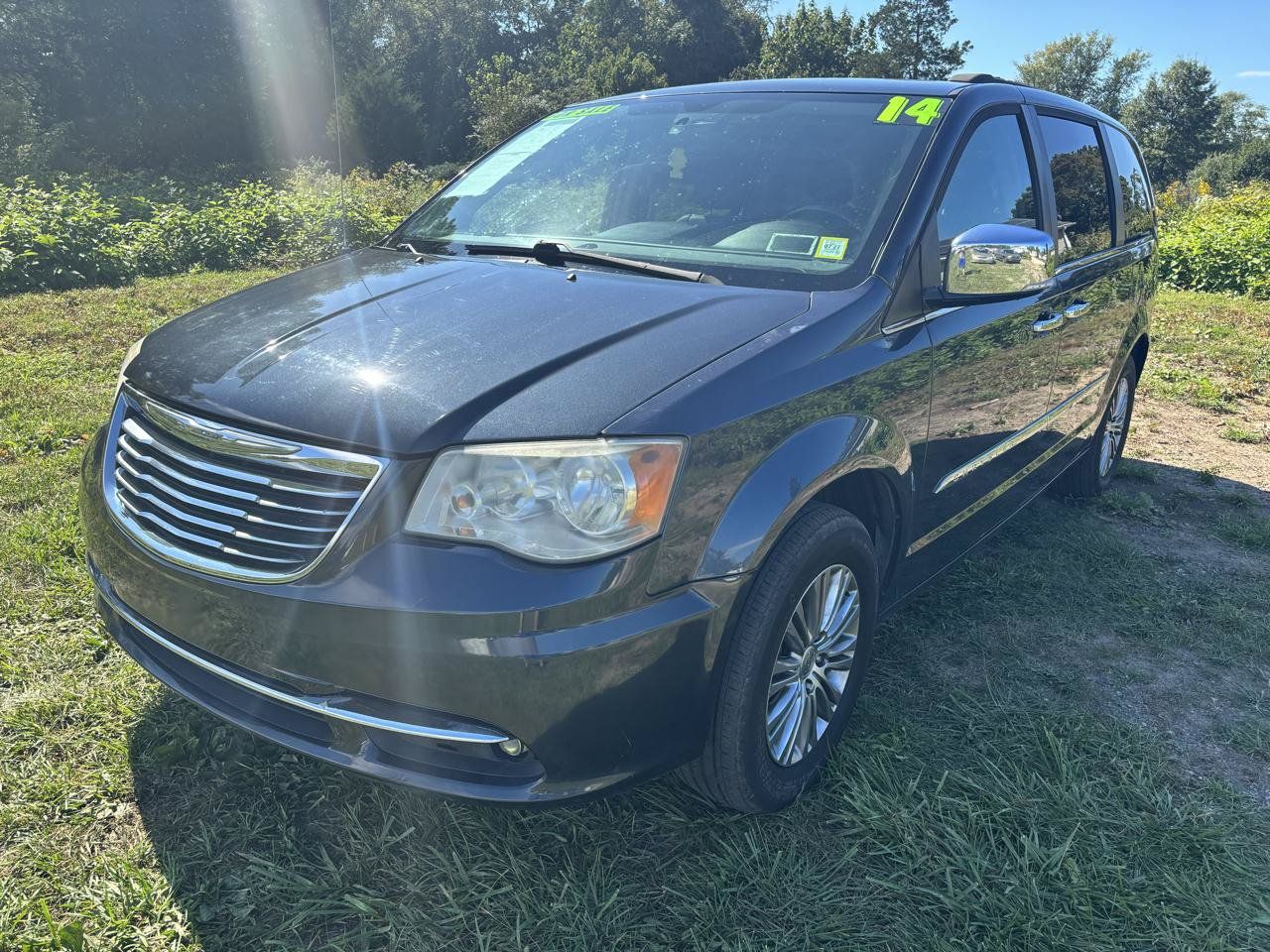 Used 2014 Chrysler Town & Country Touring-L w/ Driver Convenience Group FWD image 1