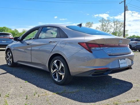 Used 2023 Hyundai Elantra SEL w/ Convenience Package FWD image 5