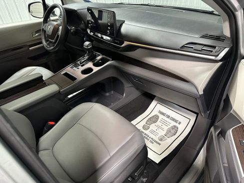 Used 2022 Toyota Sienna XLE image 8