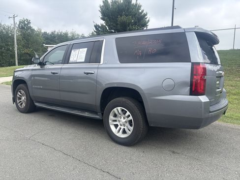 Used 2019 Chevrolet Suburban LT RWD image 3
