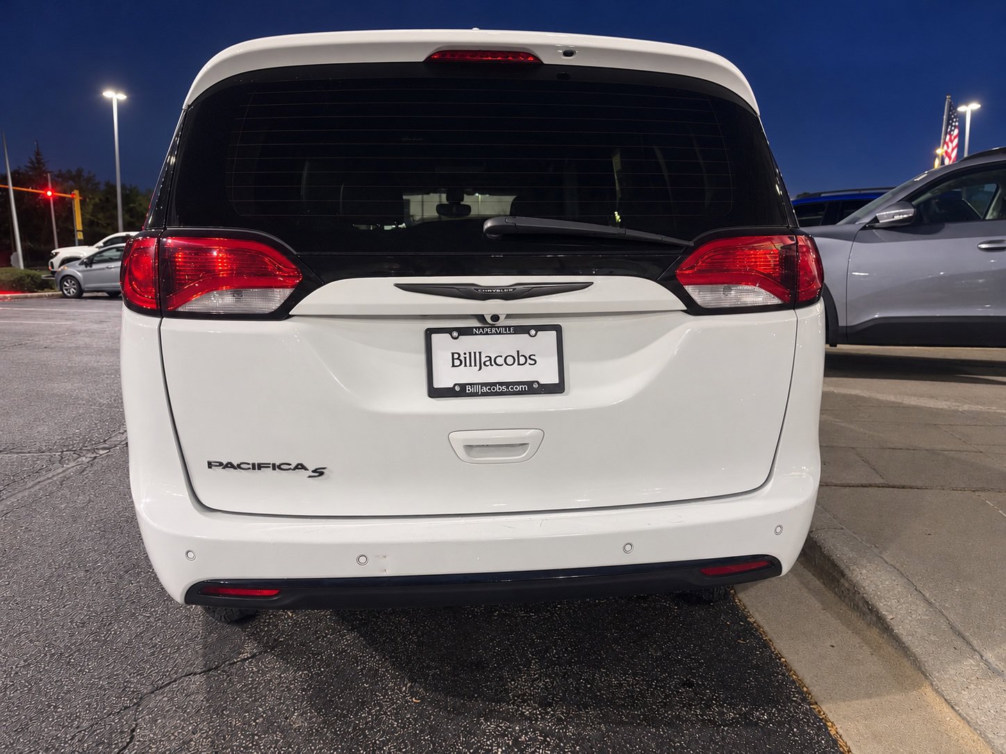 Used 2018 Chrysler Pacifica Touring-L w/ S Appearance Package FWD image 3