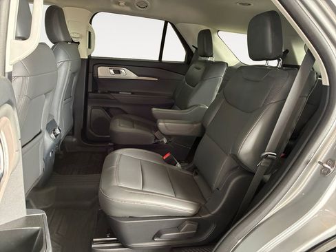 Used 2025 Ford Explorer Active w/ Active Comfort Package RWD image 13