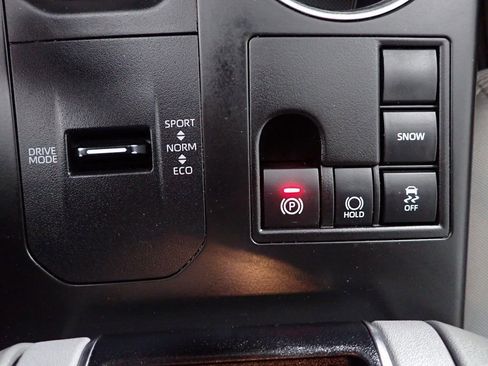 Used 2023 Toyota Highlander L FWD image 3