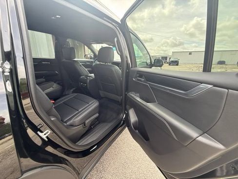 Used 2025 GMC Acadia Elevation w/ Elevation Premium Package FWD image 18