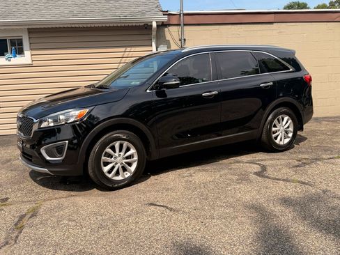 Used 2018 Kia Sorento FWD image 2
