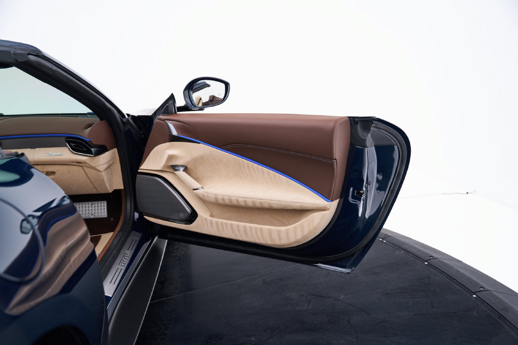 Used 2025 Ferrari Roma Spider RWD image 41