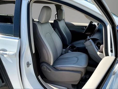 Used 2018 Chrysler Pacifica Touring-L FWD image 26