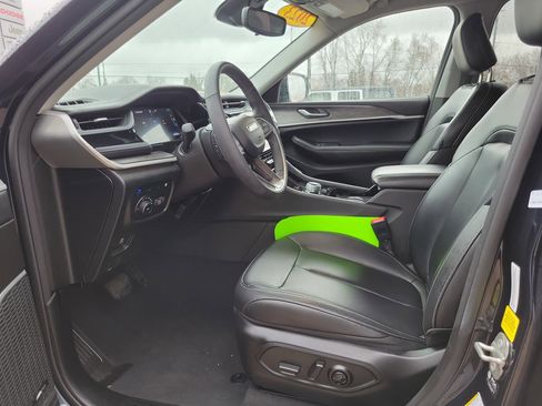 Used 2023 Jeep Grand Cherokee 4WD 4xe image 7