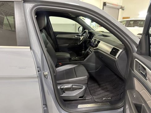 Used 2022 Volkswagen Atlas Cross Sport SE FWD image 36