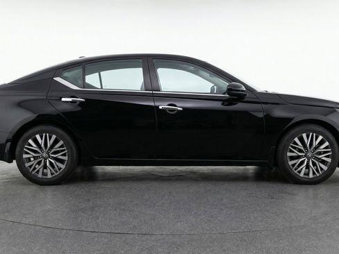 Used 2025 Nissan Altima 2.5 SV image 11