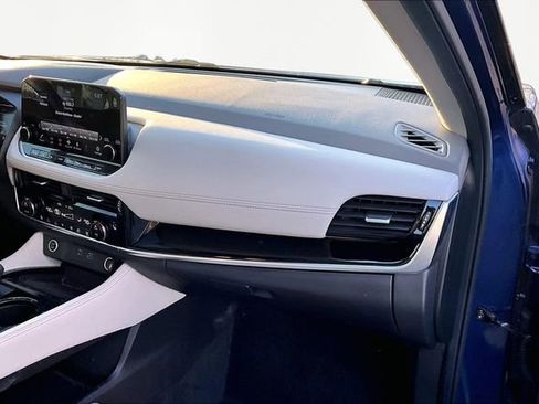 Used 2023 Nissan Rogue SL w/ SL Premium Package image 18