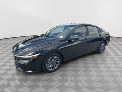 Used 2024 Hyundai Elantra SEL FWD image 1