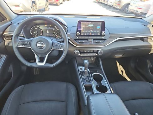 Used 2024 Nissan Altima 2.5 SV image 9
