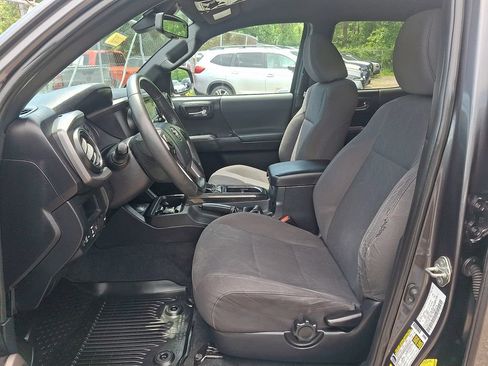 Used 2018 Toyota Tacoma TRD Off-Road AWD/4WD image 13