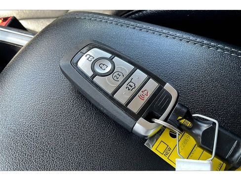 Used 2022 Ford Edge Titanium image 13