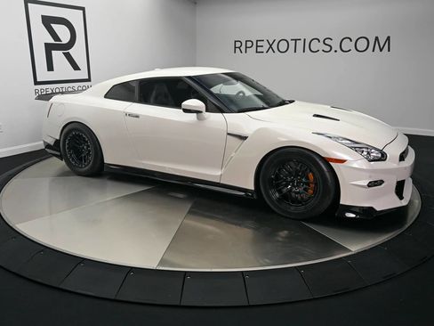Used 2024 Nissan GT-R Premium w/ Premium Interior Package AWD/4WD image 3