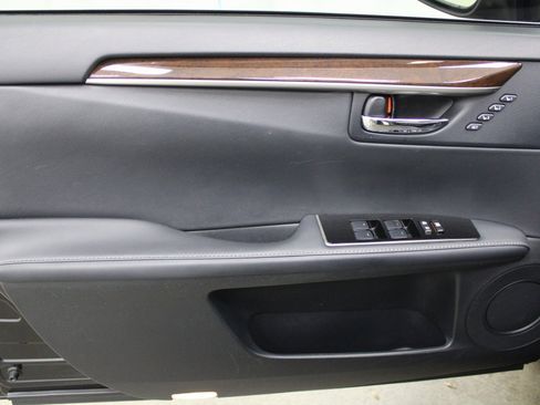 Used 2018 Lexus ES 300h image 13