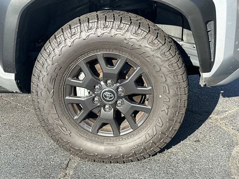 Used 2025 Toyota 4Runner SR5 AWD/4WD image 9