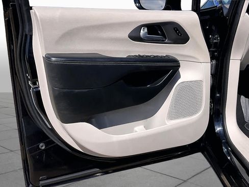 Used 2024 Chrysler Pacifica Touring-L FWD image 18