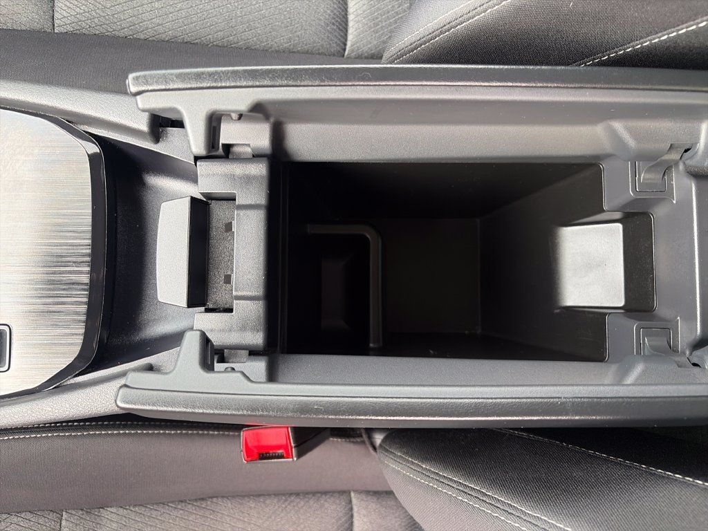 Used 2025 Nissan Rogue SV FWD image 25