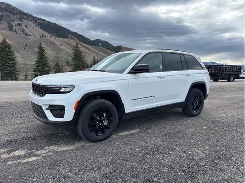 New 2025 Jeep Grand Cherokee Altitude image 4
