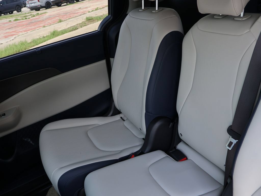 New 2026 Kia Carnival SX w/ SX Dark Edition Package FWD image 13