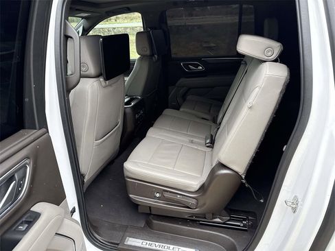 Used 2022 Chevrolet Suburban LT w/ LT Signature Package image 19