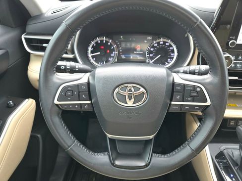 Used 2023 Toyota Highlander XLE image 11
